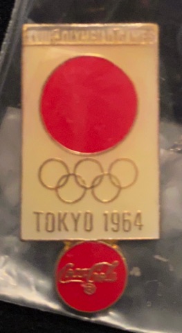 48127-1 € 3,00 coca cola pin OS Tokyo 1964.jpeg